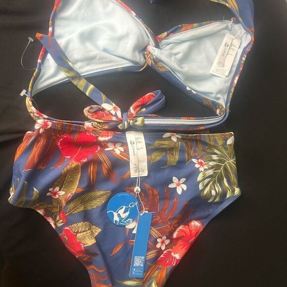 CUPSHE Women's Bikini Set Halterneck Twist Bikini Swimwear NWT Size M - Picture 3 of 5